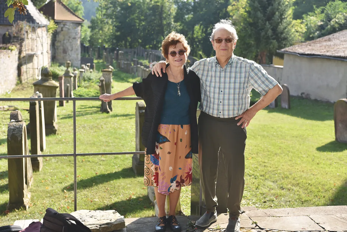 Monica Berger-Moïsi und ihr Mann Francis vor dem jüdischen Friedhof in Warburg. 